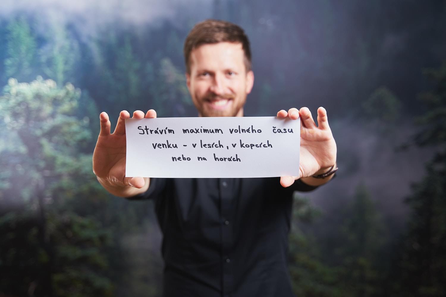 Jan Novák s cedulkou předsevzetí