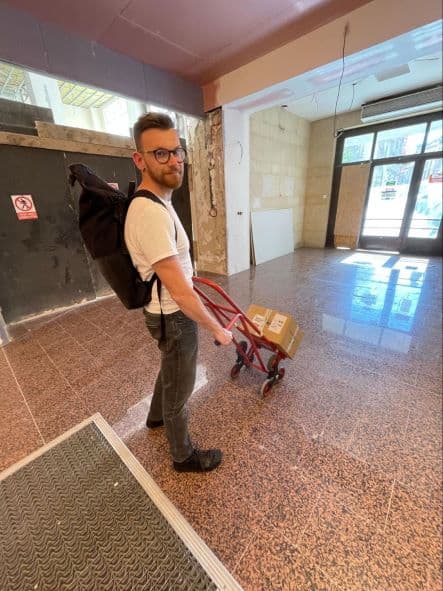 Ředitel Obsahové agentury Martin Brablec s rudlem ve vstupní chodbě bývalých kanceláří na Běhounské